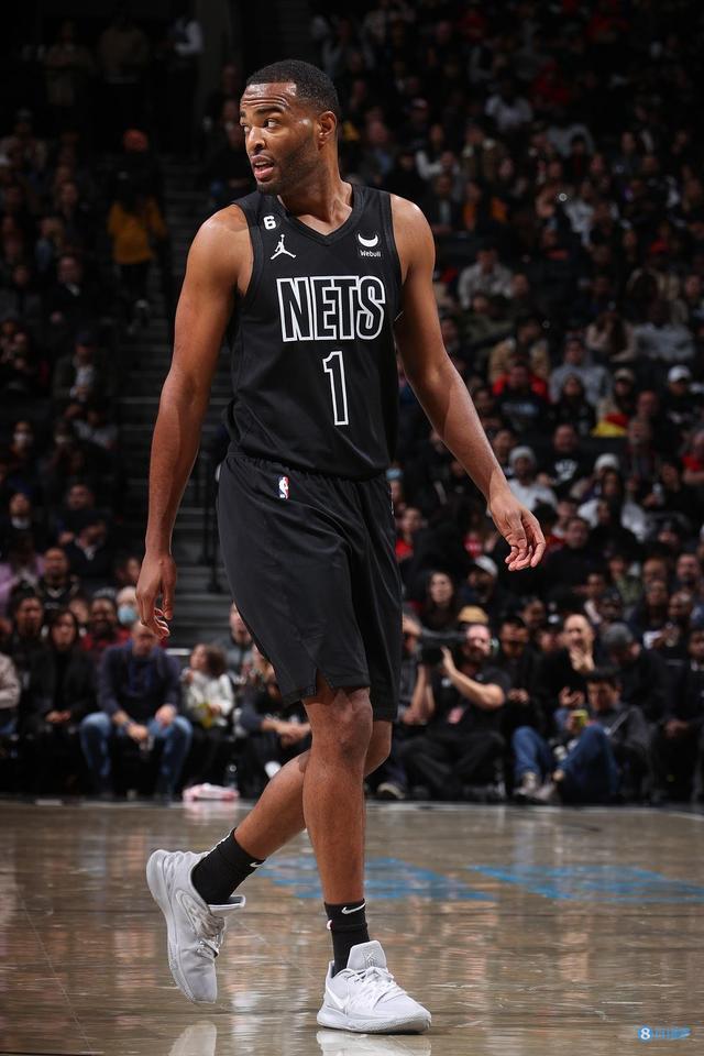 尼亚从边路 尼亚从边路